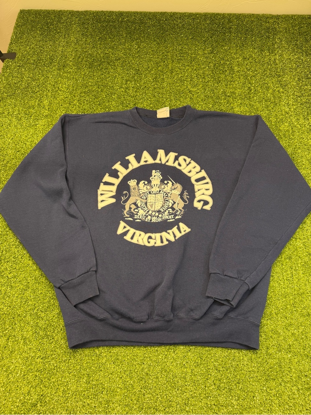 Vintage made in USA Williamsburg Virginia Crewneck Sweatshirt Pullover Wms Lg